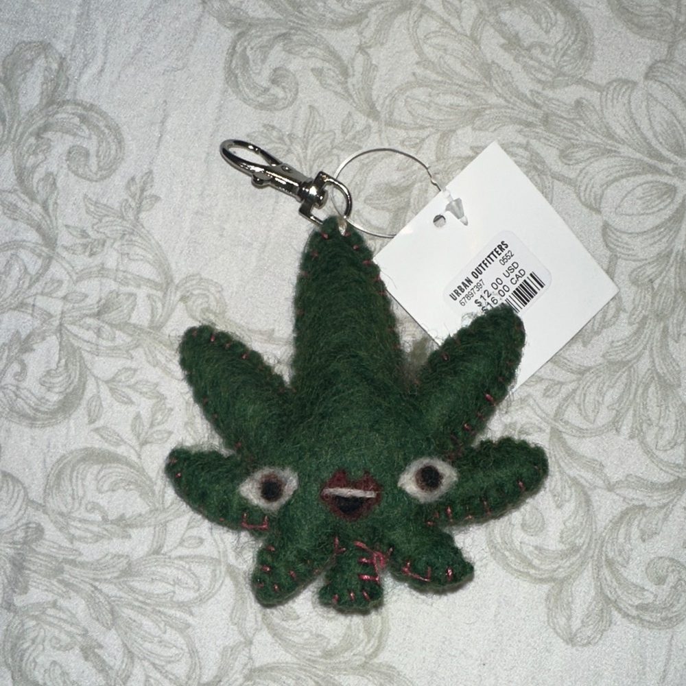 Urban Outfitters Leaf Buddy Keyring Ausverkauft